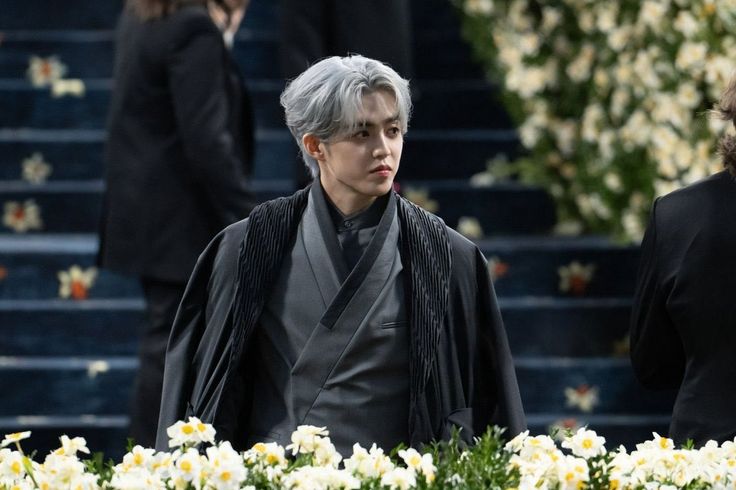 lalaliluvr's tweet image. he’s LITERALLY royalty