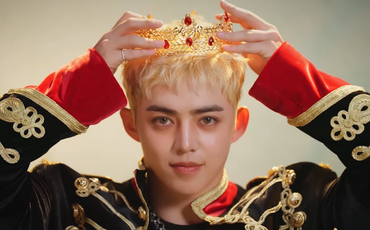 lalaliluvr's tweet image. he’s LITERALLY royalty