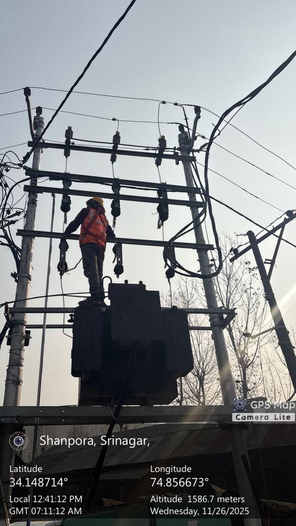 kpdcloffice's tweet image. Strengthening your power supply!

Pole erection at Sholipora &amp;amp; DTR structure upgrades at Nishat F1 underway under RDSS. 

Brighter days ahead!  

#PoweringProgress #RDSS