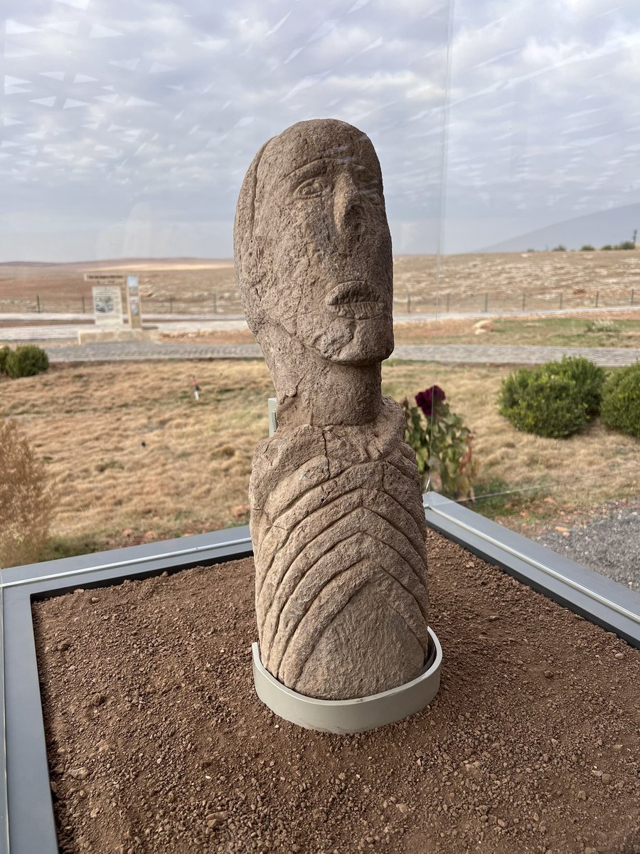 TasTepeler's tweet photo. Taş Tepeler Projesi'nin 5. Yıl Bilgilendirme Toplantısı kapsamında ilk kez sergilenen bazı eserler:

1-İnsan Heykeli (MÖ 9500 - Sayburç)
2-Leopar Heykeli (MÖ 9400 - Karahantepe)
3-İnsan Heykeli (MÖ 9600 - Göbeklitepe)
4-İnsan Figürü (MÖ 9400 - Karahantepe) https://t.co/r1vmwFTTed