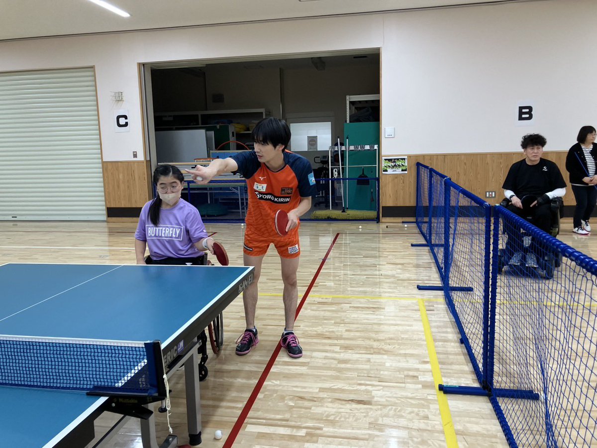 「社会貢献活動」

こんばんは。渡辺です。
最近は寒さが一段と厳しくなってきましたね🧊
体調管理をしっかりとして、ファイナル4に向けて準備していきたいと思います！

さて、先日東京都障害者総合スポーツセンターで卓球交流会を行いました。