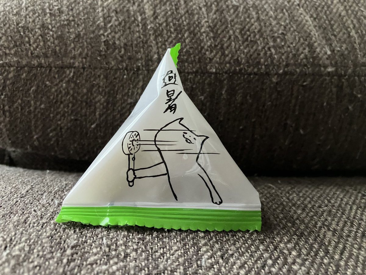 komupei1438's tweet image. 今回も投稿できそうな絵が無かったので
写真フォルダにあったお気に入りの写真
上げてみました👍
バンザイ山椒というお菓子なんですが
パッケージの絵がシュールで好きなんですw

#バンザイ山椒 #お菓子 #おかき #お煎餅
#あられ #岩塚製菓株式会社