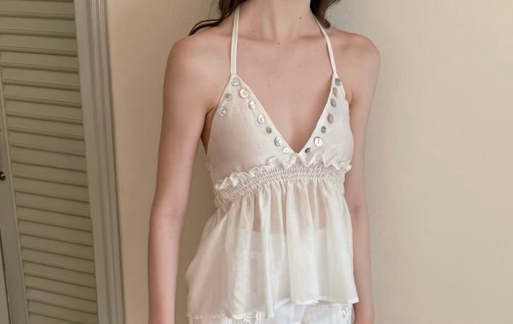 sonhosaurus's tweet image. ไปเจอเสื้อผ้าของ hannabgg มา ฟีลลูกคุณสุดๆ ชอบดีไซน์เสื้อมากก ใส่แล้วดูมีอะไร ดีเทลใดๆคือเต็มสิบเลยย มีหลายแบบลองไปดูได้คั้บบ🩰🪞🐇