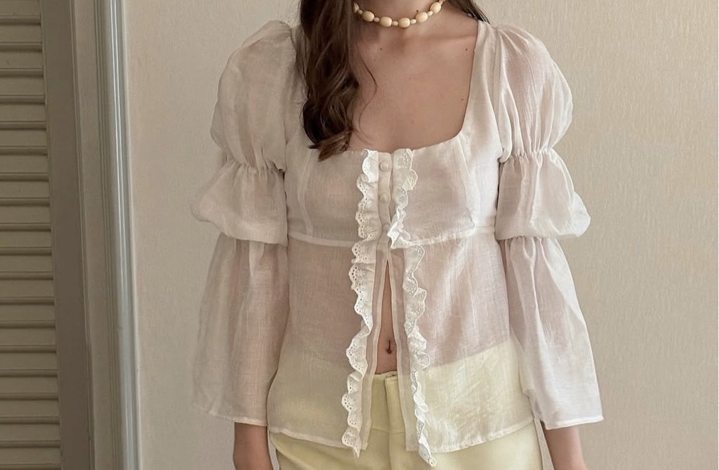 sonhosaurus's tweet image. ไปเจอเสื้อผ้าของ hannabgg มา ฟีลลูกคุณสุดๆ ชอบดีไซน์เสื้อมากก ใส่แล้วดูมีอะไร ดีเทลใดๆคือเต็มสิบเลยย มีหลายแบบลองไปดูได้คั้บบ🩰🪞🐇