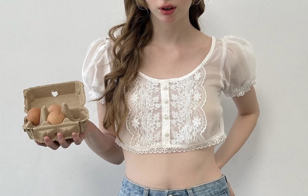 sonhosaurus's tweet image. ไปเจอเสื้อผ้าของ hannabgg มา ฟีลลูกคุณสุดๆ ชอบดีไซน์เสื้อมากก ใส่แล้วดูมีอะไร ดีเทลใดๆคือเต็มสิบเลยย มีหลายแบบลองไปดูได้คั้บบ🩰🪞🐇