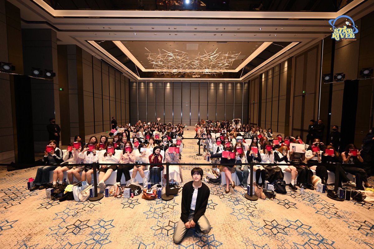 Yang lain : 📔🫣
Mbak baju merah : ✌🏼🥰✌🏼

Kok pada nutup muka kepo sender dehh 😭✊🏻 nct!