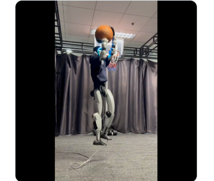 OFweekTech's tweet image. Researchers at @hkust, in collaboration with BYD, have unveiled the world&apos;s first humanoid robot capable of executing complex basketball maneuvers in unstructured, real-world environments.

#EmbodiedAI #Robotics #HKUST #BYD #Unitree #ArtificialIntelligence #SimToReal