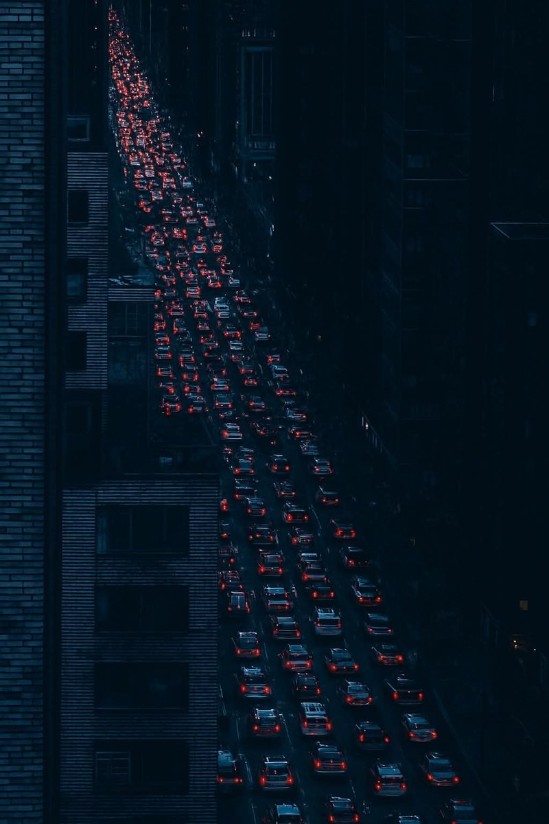 bubisanatcom's tweet image. “İçinde olmadığın kaos güzel görünür.”