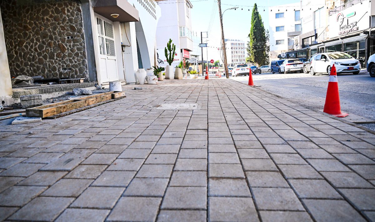 Gültekin Şengör Sokak'ta kaldırım yenileme çalışması devam ediyor.