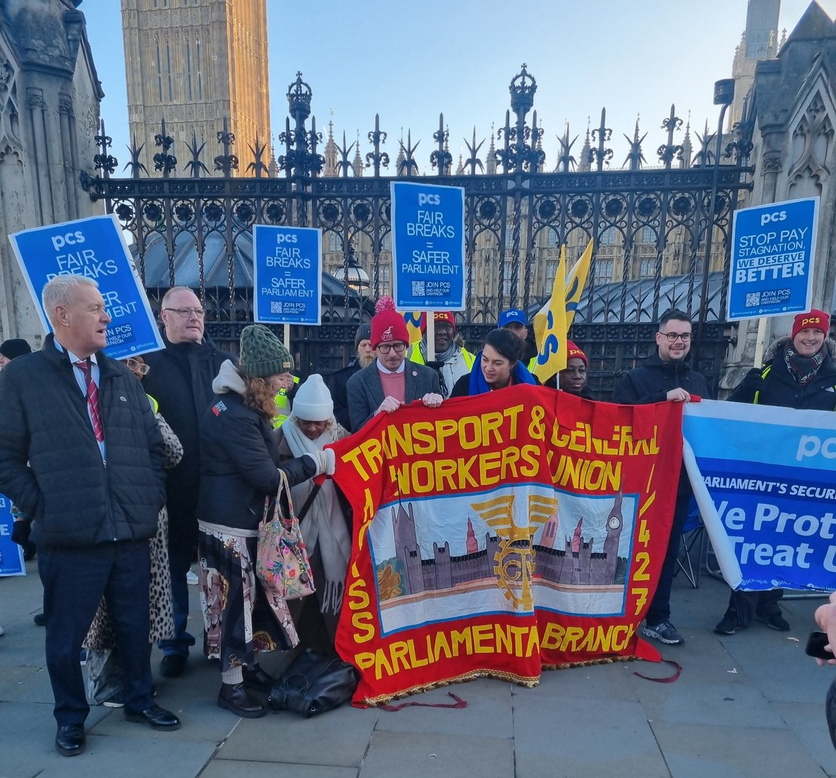 pcs_union's tweet image. #PCS members who are security staff in the Palace of Westminster are on strike today, #Budget2026 - over their terms and conditions, including the loss of 6 days&apos; paid annual leave/rest days.
The picket line has been visited by PCS general secretary Fran Heathcote, national…