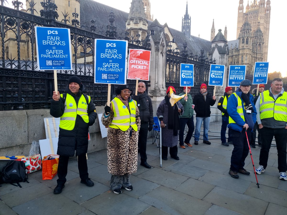 pcs_union's tweet image. #PCS members who are security staff in the Palace of Westminster are on strike today, #Budget2026 - over their terms and conditions, including the loss of 6 days&apos; paid annual leave/rest days.
The picket line has been visited by PCS general secretary Fran Heathcote, national…