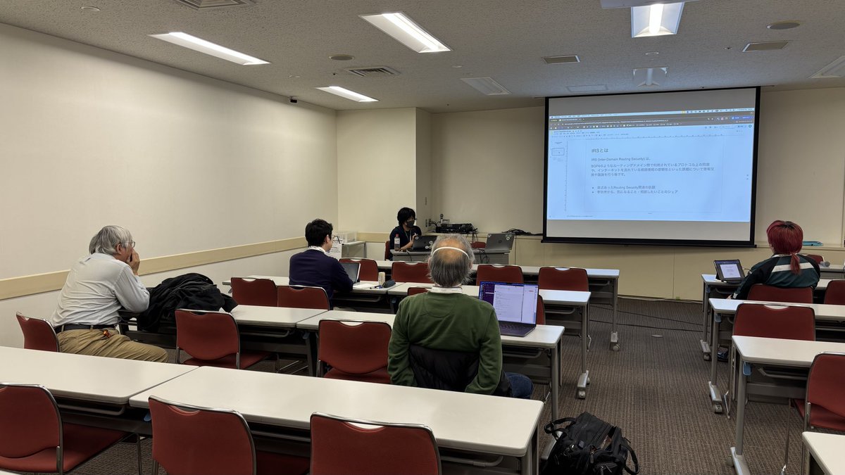 InternetWeek_jp's tweet image. #InternetWeek_jp 2日目も日が暮れたらBoFです。DNSOPS.jp、Peering in Japanは前の関連セッションと同じ部屋で。IRS BoFは違いますが、アジェンダバッシングから。DNSOPSはアジェンダばっちり決まってスタート。Peeringはテーマ提示だけで皆さん思い思いに語り始め。それぞれの議論です