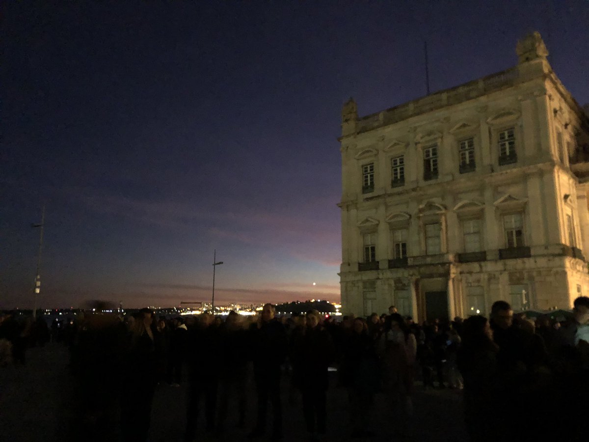 erndedo's tweet image. Before the city lights 
#memory #streetphotography #art #Lisbon