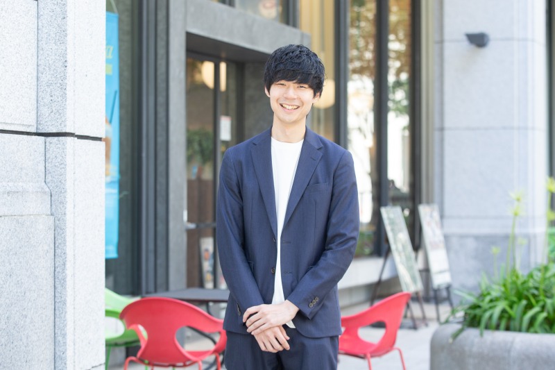 入社5年目で任されたのは、誰も挑んだことのない医薬品開発プロジェクト。

正解のないテーマに、チームで挑み続けた。

データを積み重ね、世界の研究者たちと議論を重ね、
一歩ずつ可能性を広げていく──
「若手でも挑戦できる環境がある」

SHIONOGIの開発職のリアルを、ぜひご覧ください。