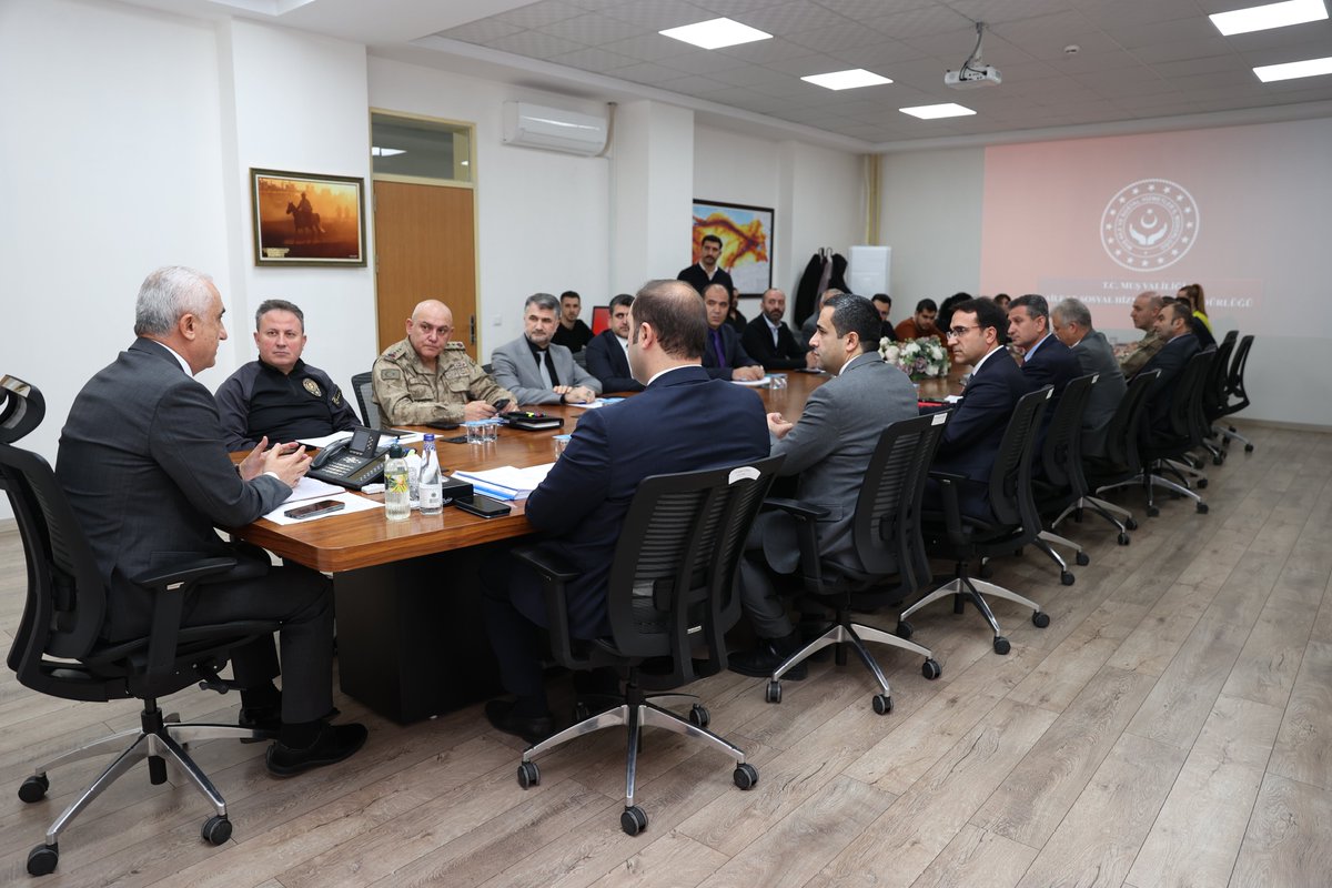 Valimiz Sayın <a href="/Valiavnicakir/">Avni Çakır</a> başkanlığında, ilgili birim amirlerimiz ve uzman personelin katılımıyla "İntihar Olaylarını İnceleme Komisyon Toplantısı" yapıldı.

Toplantıda, intihar vakalarının önlenmesi ve kurumlarımız tarafından alınabilecek tedbirler değerlendirildi.#Muş