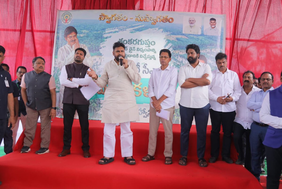 APDeputyCMO's tweet image. శంకరగుప్తం మేజర్ డ్రెయిన్ పరిధిలో తలలు వాల్చేసిన కొబ్బరి చెట్లు. పరిశీలించి కొబ్బరి రైతులతో ఉప ముఖ్యమంత్రి @PawanKalyan గారు భేటీ అయ్యారు. 

ఆ సమావేశం ముఖ్యాంశాలు:

•డాక్టర్ బి.ఆర్. అంబేద్కర్ జిల్లా పర్యటనలో భాగంగా రాష్ట్ర ఉపముఖ్యమంత్రి పవన్ కళ్యాణ్ రాజోలు నియోజకవర్గం,…