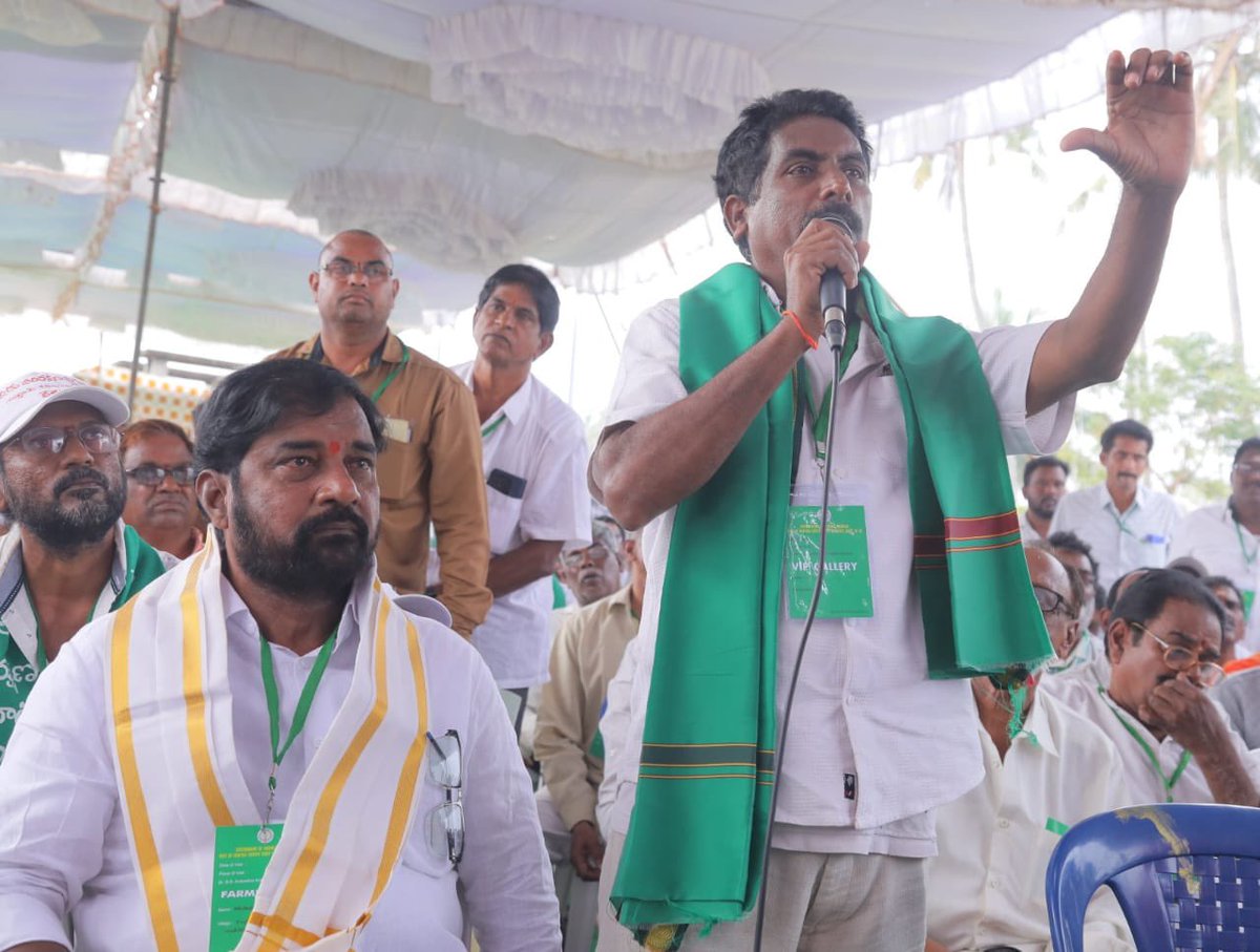 APDeputyCMO's tweet image. శంకరగుప్తం మేజర్ డ్రెయిన్ పరిధిలో తలలు వాల్చేసిన కొబ్బరి చెట్లు. పరిశీలించి కొబ్బరి రైతులతో ఉప ముఖ్యమంత్రి @PawanKalyan గారు భేటీ అయ్యారు. 

ఆ సమావేశం ముఖ్యాంశాలు:

•డాక్టర్ బి.ఆర్. అంబేద్కర్ జిల్లా పర్యటనలో భాగంగా రాష్ట్ర ఉపముఖ్యమంత్రి పవన్ కళ్యాణ్ రాజోలు నియోజకవర్గం,…