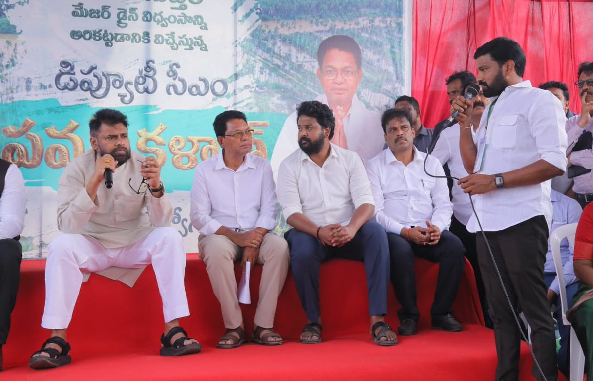 APDeputyCMO's tweet image. శంకరగుప్తం మేజర్ డ్రెయిన్ పరిధిలో తలలు వాల్చేసిన కొబ్బరి చెట్లు. పరిశీలించి కొబ్బరి రైతులతో ఉప ముఖ్యమంత్రి @PawanKalyan గారు భేటీ అయ్యారు. 

ఆ సమావేశం ముఖ్యాంశాలు:

•డాక్టర్ బి.ఆర్. అంబేద్కర్ జిల్లా పర్యటనలో భాగంగా రాష్ట్ర ఉపముఖ్యమంత్రి పవన్ కళ్యాణ్ రాజోలు నియోజకవర్గం,…