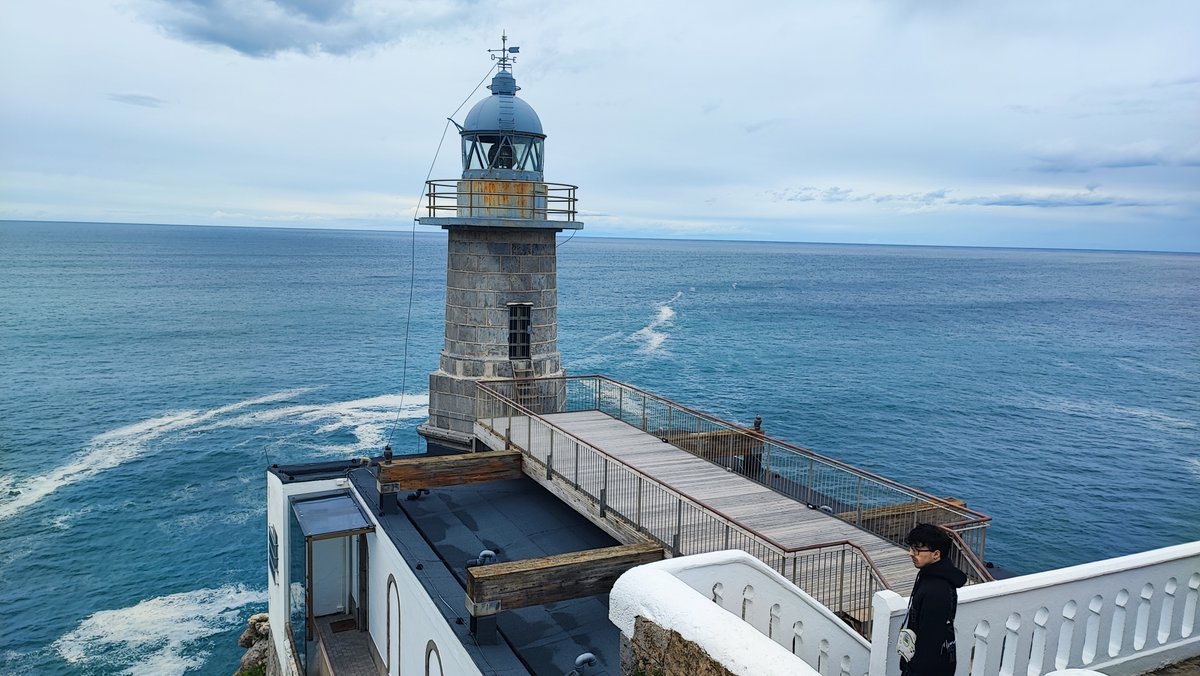 El primer faro visitable de Euskadi 💡🌊

📍En Lekeitoi puedes visitar el faro de Santa Catalina para conocer la historia de la navegación, el avistamiento de ballenas,...

La terraza del faro tiene las mejores vistas para ver el atardecer 🌅

🔗 ow.ly/Z3se50XuEa4