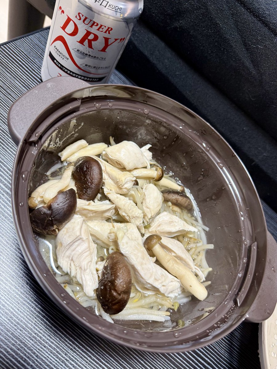 asahina_617's tweet image. ❤︎本日の晩酌🍻
・ささみのきのこ蒸し
いつもはむね肉だけど今日はささみにしてみた❗️(* ॑꒳ ॑* )⋆*
ささみはパサパサしたイメージだけど蒸すとしっとり柔らか🐥
あと最近購入したレンジで使えるシリコンの鍋！便利☺️