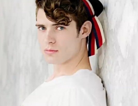 Corenswetcult's tweet image. David modelling for Gucci, his curls here omg. He was born to be Superman 🦸‍♂️