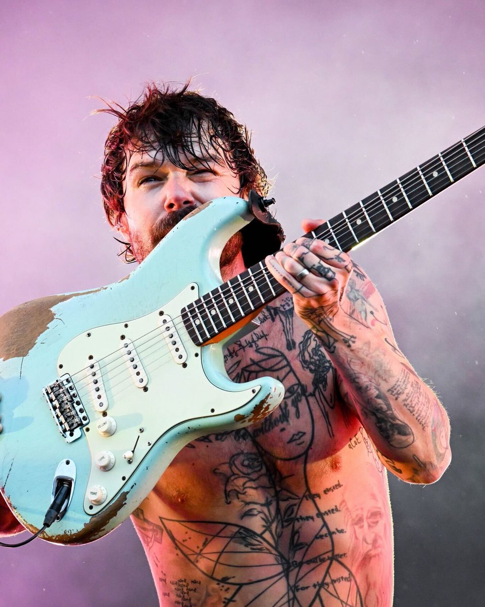 BiffyClyro's tweet photo. The official pre-sale for our Finsbury Park show with @NBThieves @DONBROCO @MARMOZETS and @WAVVES is open now. Sign up for access here: https://t.co/hmJIDAroAR https://t.co/cX0InxJYm9