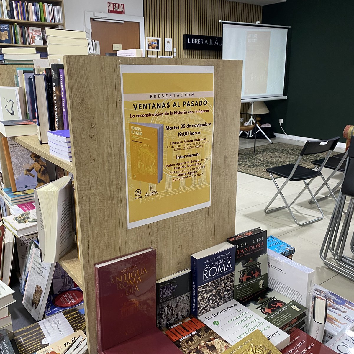 Muchísimas gracias a quienes me acompañasteis ayer en la presentación de #VentanasAlPasado, publicado con <a href="/AkalEditor/">EDICIONES AKAL</a>. Fue un rato fantástico hablando sobre cómo la creación de imágenes reconstructivas condiciona nuestra percepción de la historia. 😊📚