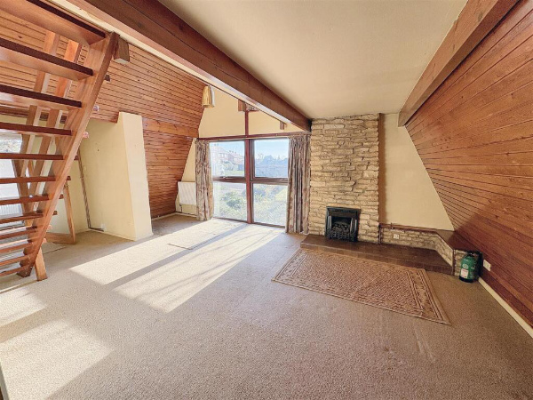 WowHauser's tweet image. Not a commonly seen design, which is what makes this 1960s A-frame house in Wollaston, Northamptonshire, stand out from the crowd. It&apos;s also packed with original details, and is one of the cheapest houses I&apos;ve featured this year. bit.ly/4pw2vct