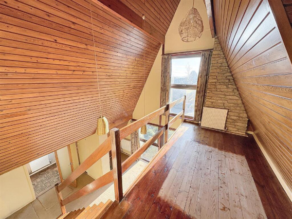 WowHauser's tweet image. Not a commonly seen design, which is what makes this 1960s A-frame house in Wollaston, Northamptonshire, stand out from the crowd. It&apos;s also packed with original details, and is one of the cheapest houses I&apos;ve featured this year. bit.ly/4pw2vct