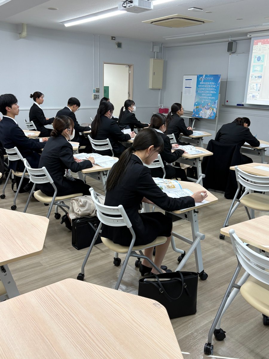 tba_aiit1967's tweet photo. 業界EXPO2日目、面接では聞けない企業様から本音ベースのお話に、みんなメモを取って真剣に聞いていたのが印象的でした。
この貴重な体験をぜひ就職活動で活かしていきましょう！
ご参加いただいた企業の皆様本当にありがとうございました。
#就職活動 #専門学校 #インターン #AI #IT #代々木 https://t.co/0iWkNdiU6d
