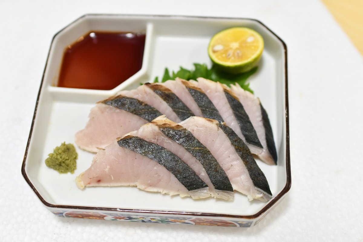 YUMEUMI27's tweet image. 水産業者から…お知らせです…

サワラが…サワラが最高の時期になりました…

サワラは…魚へんに春と書きますが…

脂がのり…一番美味しいのは…晩秋から冬にかけてなんです…

いまは…いい魚体のものが多く…

比較的安いので…西京焼きや…タタキにどうぞ…