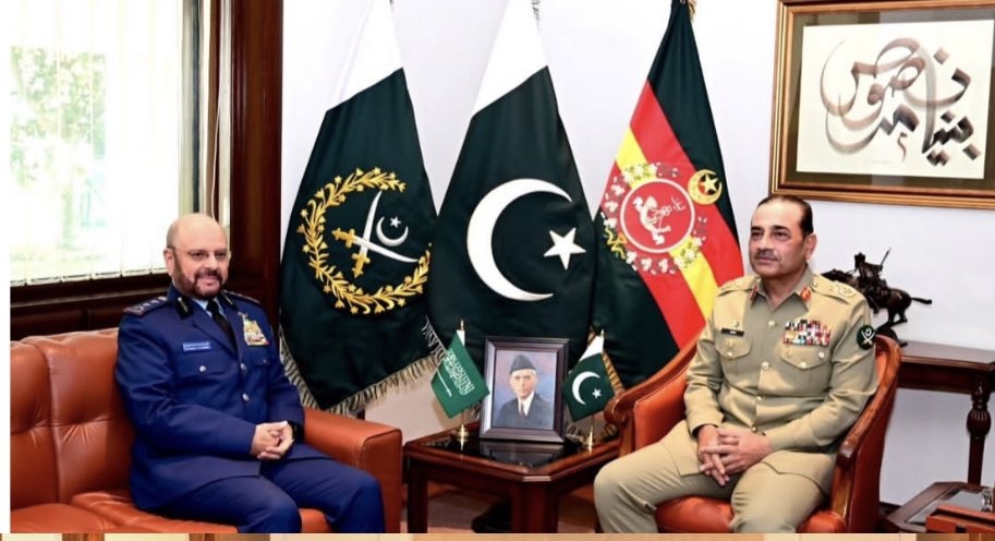 کچھ بڑا ہونے جا رہا ہے!

آج ایران کے سپریم نیشنل سکیورٹی کونسل کے ترجمان علی لارجانی نے فیلڈ مارشل حافظ سید عاصم منیر شاہ صاحب سے ملاقات کی

جبکہ کل سعودی عرب کے چیف آف سٹاف نے فیلڈ مارشل سے ملاقات کی تھی

بڑی خبریں آ سکتی ہیں