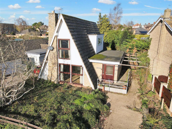 WowHauser's tweet image. Not a commonly seen design, which is what makes this 1960s A-frame house in Wollaston, Northamptonshire, stand out from the crowd. It&apos;s also packed with original details, and is one of the cheapest houses I&apos;ve featured this year. bit.ly/4pw2vct