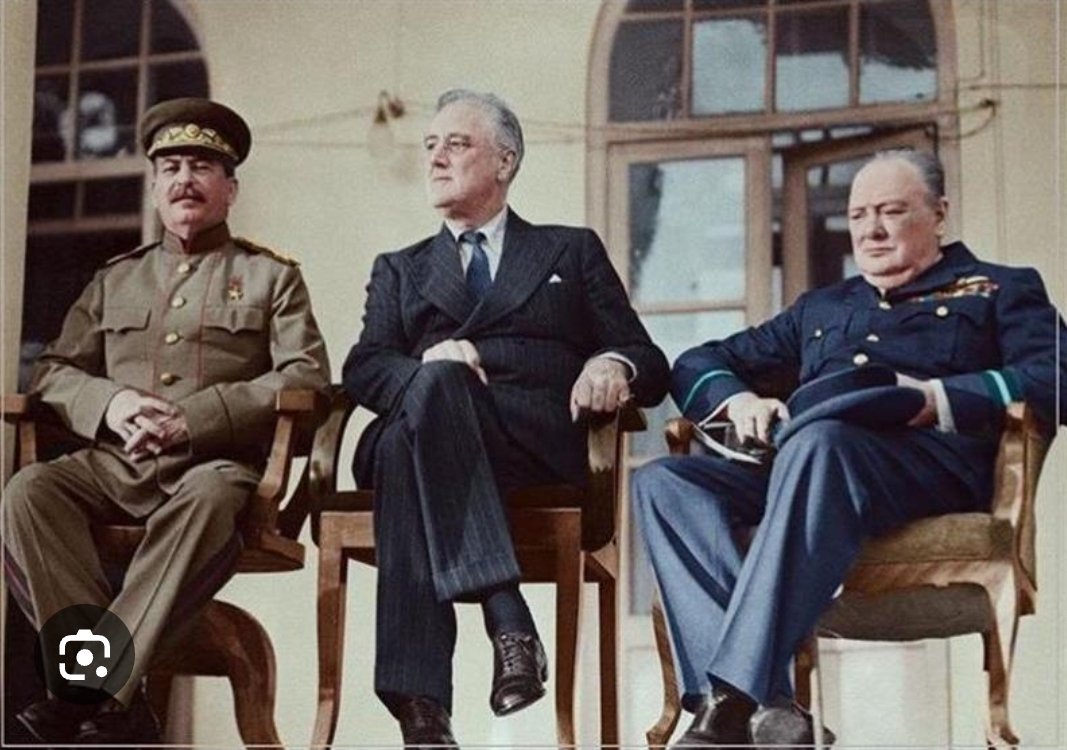SayedOmid8's tweet image. داداش استالین وچیرچیل  موقعی که اومدن سفارت انگلیس و پیروزی شون جشن گرفتند کجا بود این  اقتدار ؟😂