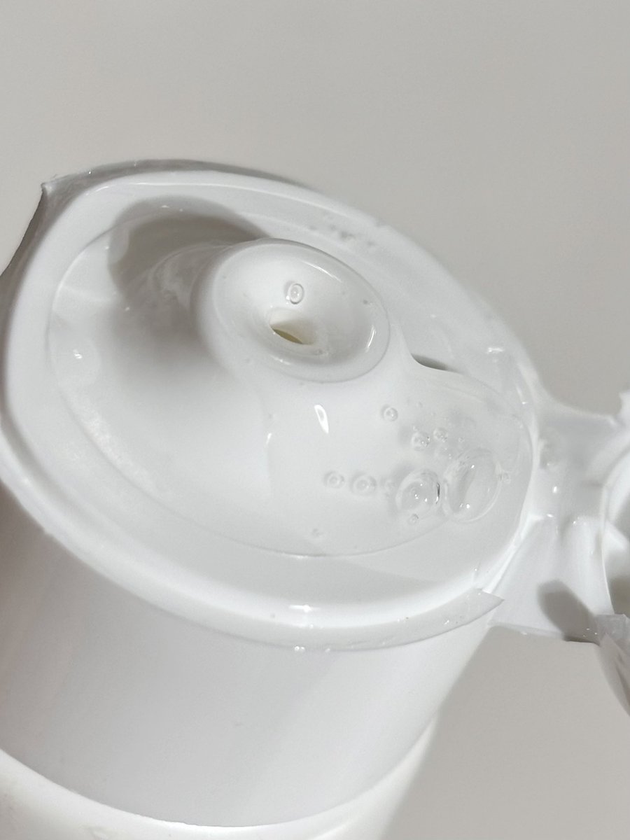 let’s say ini moisturizer paling watery

penyelamat buat kulit yang lagi NGAMUK, soalnya pas ada jerawat bisa bikin calming🩵