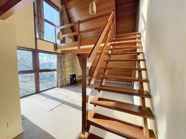 WowHauser's tweet image. Not a commonly seen design, which is what makes this 1960s A-frame house in Wollaston, Northamptonshire, stand out from the crowd. It&apos;s also packed with original details, and is one of the cheapest houses I&apos;ve featured this year. bit.ly/4pw2vct