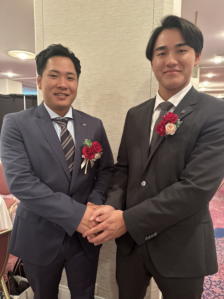 swallowspr's tweet image. 荘司宏太投手
『下積み時代が長かったと言われたら長かったので本当に最優秀新人賞をいただき自分の人生の思い出になりますし、これが野球人生の自信にもなります。本当に一年間頑張ってきて良かったと思います』
#swallows
#荘司宏太
#NPB AWARD 2025
#最優秀新人賞
#千葉ロッテマリーンズ
#西川史礁