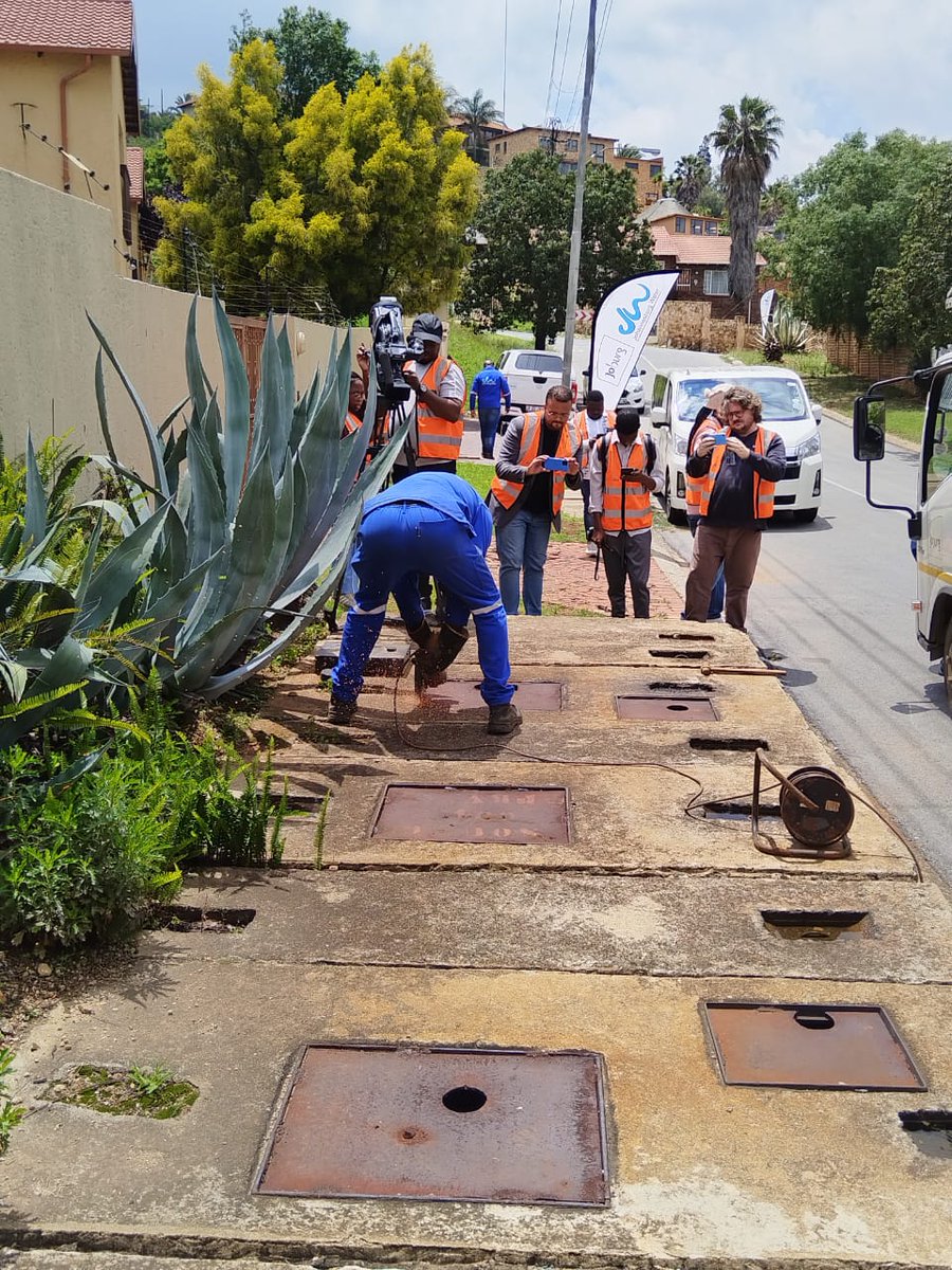JHBWater's tweet image. We’re out with the media, giving them a closer look at how Johannesburg Water’s Leak Detection Programme works.  #JohannesburgWater #WDM #LeakDetection #MediaTour