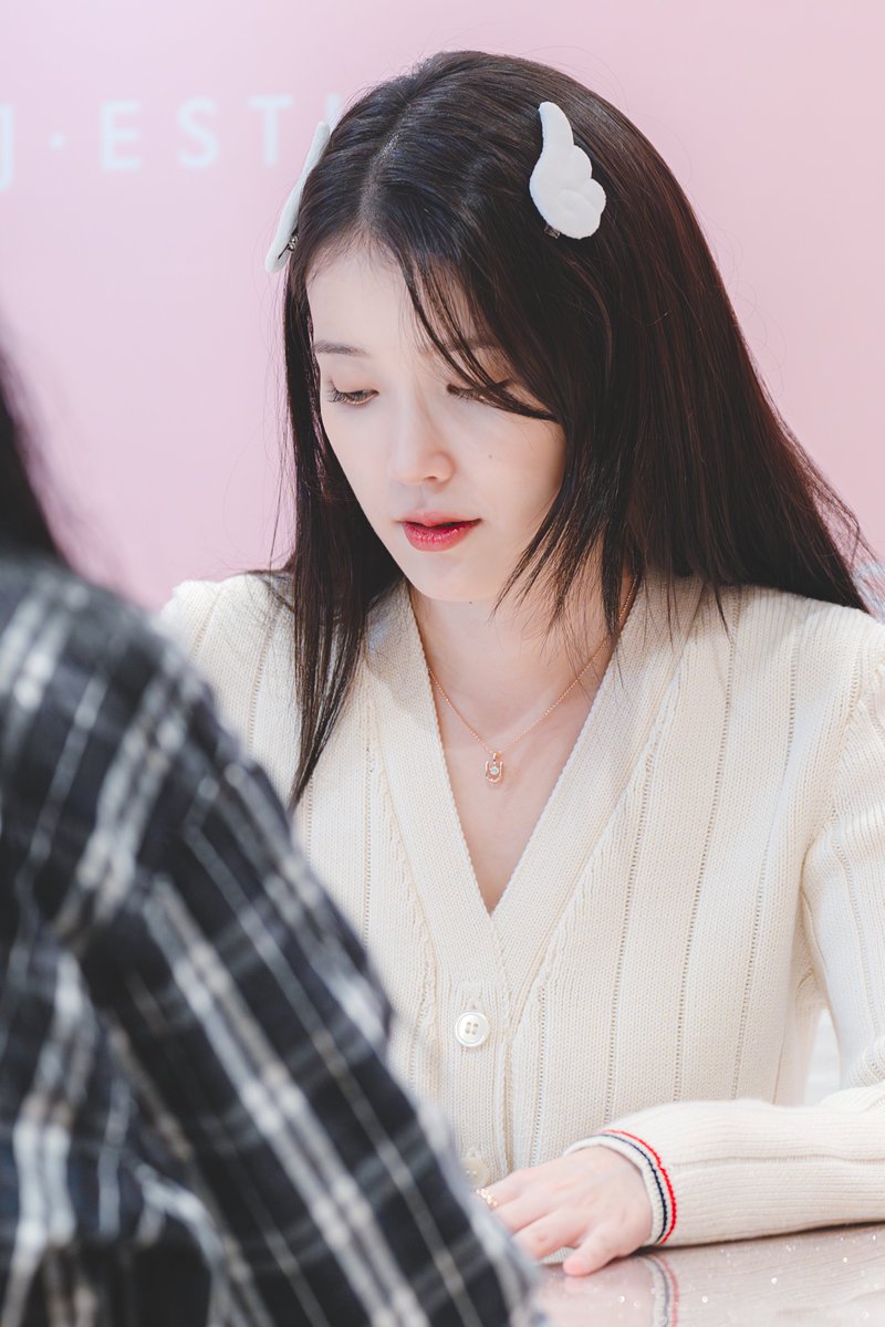 Selfiepod_IU's tweet photo. 251126 아이유 제이에스티나 팬싸인회 Part 3

#아이유 #IU https://t.co/QZznr5AVpf