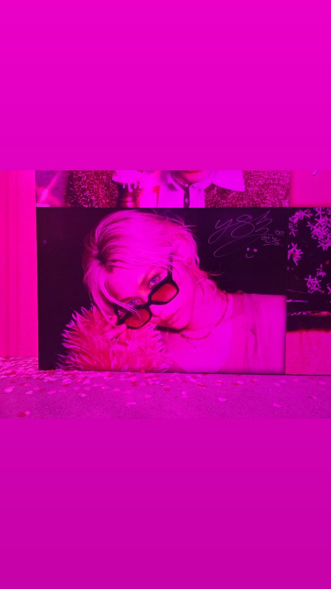 SKZ_Lixiverse's tweet image. #Felix posted pictures on his Instagram stories from the visit to the pop up store.