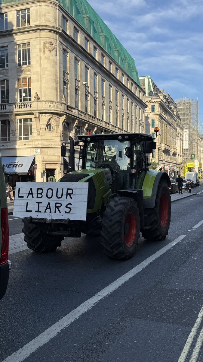 amoola_83's tweet image. When you’re on the way to work and see a bunch of tractors driving down central London! 😂🚜 #FarmersProtest #London #protest #labour #KierStarmer