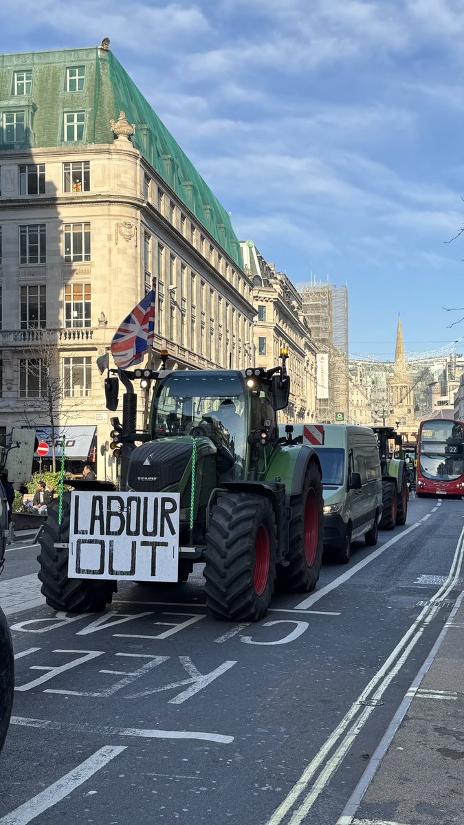 amoola_83's tweet image. When you’re on the way to work and see a bunch of tractors driving down central London! 😂🚜 #FarmersProtest #London #protest #labour #KierStarmer