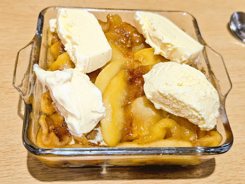 MarronTree's tweet image. 本日のお献立

レモン入り鶏胸塩しゃぶしゃぶ

大袋の千切りキャベツと長ねぎ1本分の白髪ねぎが一瞬で消える！
鶏胸肉はできる限りの薄切りに

ゴマドレとたまねぎポン酢で……(๑´ڡ`๑)♡

昼間に焼き芋の上にキャラメリゼしたリンゴとバニラアイスを乗せる大罪をおかしたので、夜はヘルシー鍋っすw