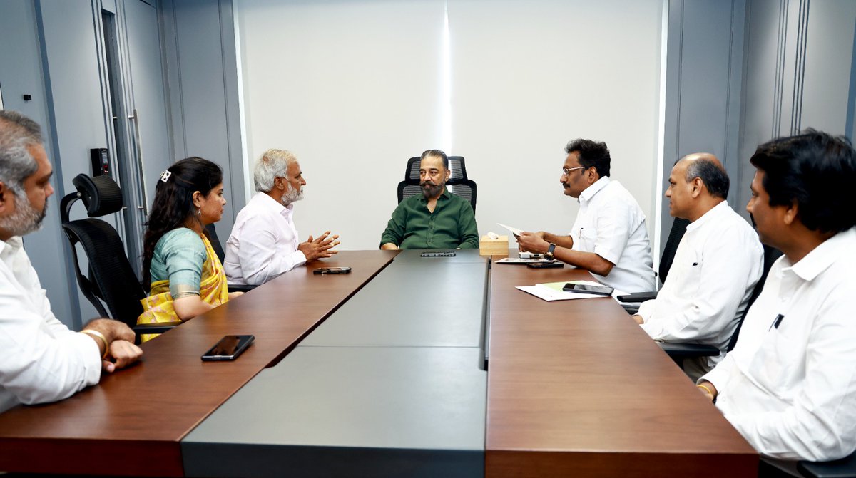 மாண்புமிகு அமைச்சர் திரு. P.K.சேகர் பாபு, சென்னை மேயர் திருமதி. பிரியா ராஜன் ஆகியோர் தலைவர் திரு.கமல்ஹாசன் அவர்களுடன் சந்திப்பு!

மாண்புமிகு இந்துசமய அறநிலையத்துறை அமைச்சர் திரு. P.K.சேகர் பாபு அவர்கள் முன்னிலையில், பெருநகர சென்னை மாநகராட்சி மேயர் திருமதி. பிரியா ராஜன் அவர்களின்