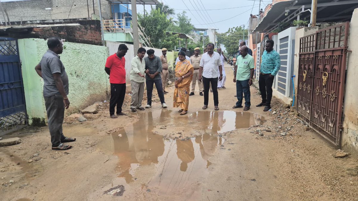 geethajeevandmk's tweet image. இன்று தூத்துக்குடி சட்டமன்றத் தொகுதி சுந்தரவேல்புரம் பகுதியில் மழைநீர் தேங்கிய இடங்களுக்கு நேரில் சென்று அந்தப் பகுதிகளுக்கு உடனடியாக தற்காலிக சாலை அமைக்கும் பணியை பார்வையிட்டு ஆய்வு செய்த போது.!

#DMK4TN #DMK #rain #Thoothukudi