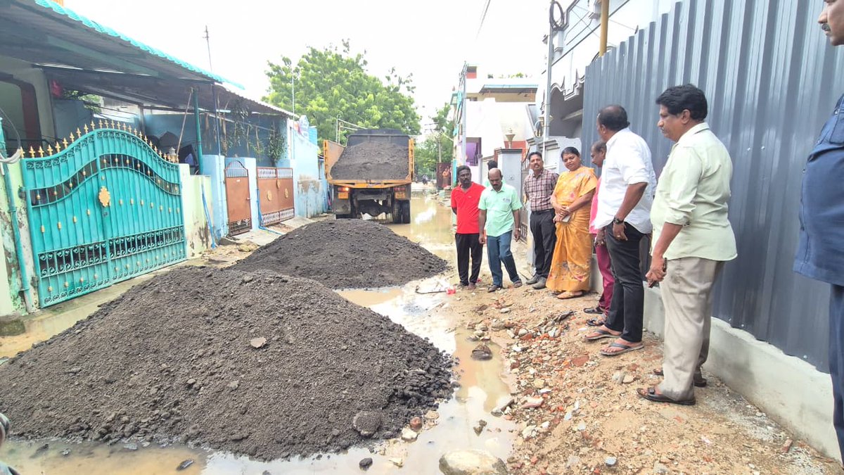 geethajeevandmk's tweet image. இன்று தூத்துக்குடி சட்டமன்றத் தொகுதி சுந்தரவேல்புரம் பகுதியில் மழைநீர் தேங்கிய இடங்களுக்கு நேரில் சென்று அந்தப் பகுதிகளுக்கு உடனடியாக தற்காலிக சாலை அமைக்கும் பணியை பார்வையிட்டு ஆய்வு செய்த போது.!

#DMK4TN #DMK #rain #Thoothukudi