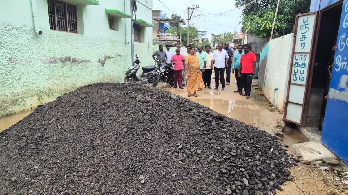 geethajeevandmk's tweet image. இன்று தூத்துக்குடி சட்டமன்றத் தொகுதி சுந்தரவேல்புரம் பகுதியில் மழைநீர் தேங்கிய இடங்களுக்கு நேரில் சென்று அந்தப் பகுதிகளுக்கு உடனடியாக தற்காலிக சாலை அமைக்கும் பணியை பார்வையிட்டு ஆய்வு செய்த போது.!

#DMK4TN #DMK #rain #Thoothukudi