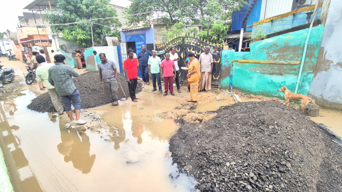 geethajeevandmk's tweet image. இன்று தூத்துக்குடி சட்டமன்றத் தொகுதி சுந்தரவேல்புரம் பகுதியில் மழைநீர் தேங்கிய இடங்களுக்கு நேரில் சென்று அந்தப் பகுதிகளுக்கு உடனடியாக தற்காலிக சாலை அமைக்கும் பணியை பார்வையிட்டு ஆய்வு செய்த போது.!

#DMK4TN #DMK #rain #Thoothukudi