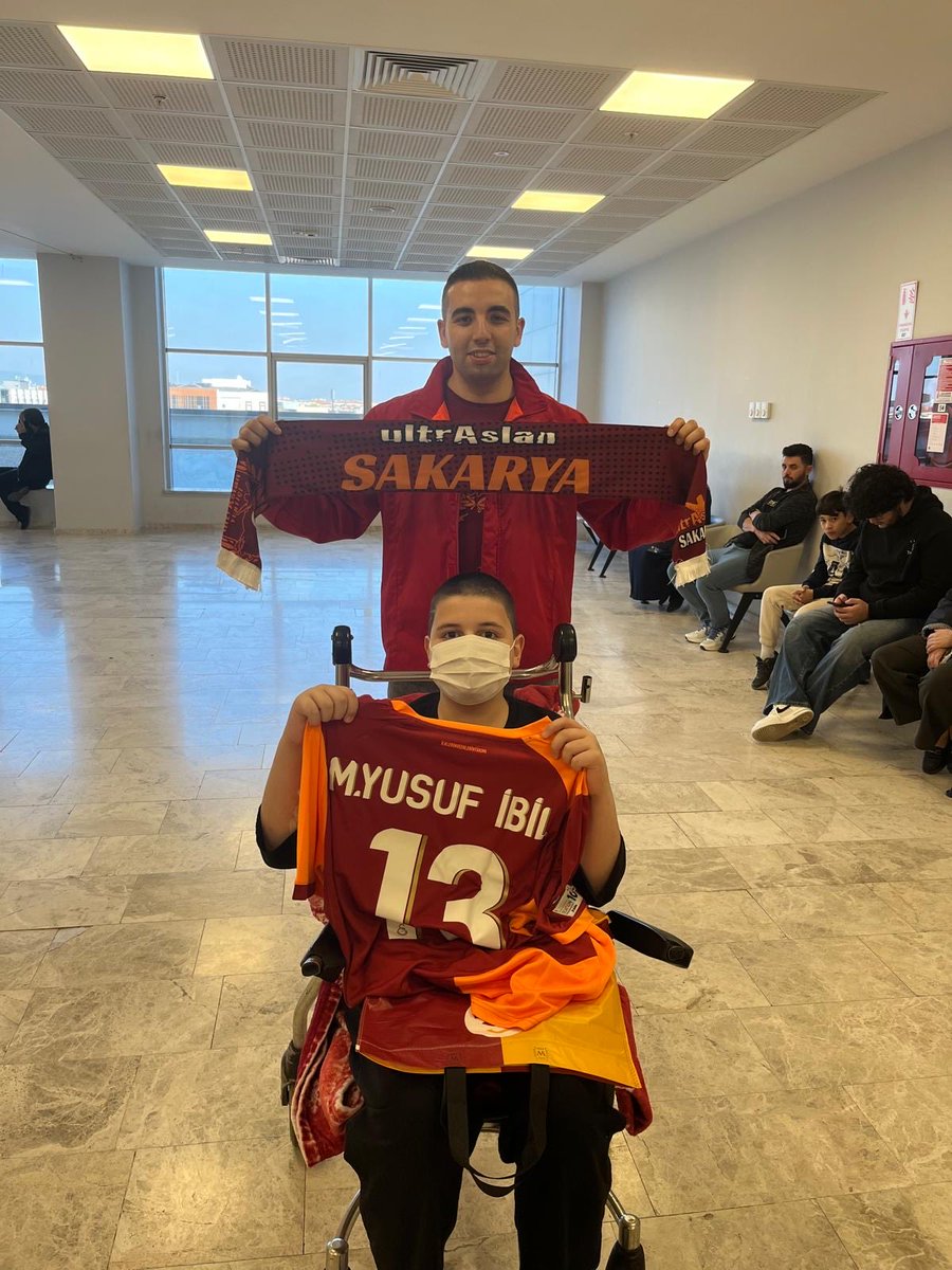 SEAH Çocuk Onkoloji servisinde tedavi gören kardeşimiz için Çocuk Sınıfı hazırlıklarını teslim ettik ve kardeşimiz Muhammed Yusuf İBİL’e formasını hediye ederek, sağlıklı günlerde tribünde omuz omuza olacağımızın sözünü aldık.
<a href="/uAYurtici/">ultrAslan Yurtiçi</a> <a href="/uAYurtici/">ultrAslan Yurtiçi</a>