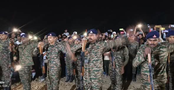 mediacellsp's tweet image. जम्मू कश्मीर में शहीद गोविंद सिंह यादव जी के दुखद शहादत के बाद सपा नेताओं और सेना के जवानों ने अंतिम विदाई और श्रद्धांजलि दी।

सरकार से मांग है कि शहीद के परिजनों को समुचित मुआवजा और एक सरकारी नौकरी अवश्य दी जाए।

सेना के जवानों की असमय ऐसी शहादत दुखद है।